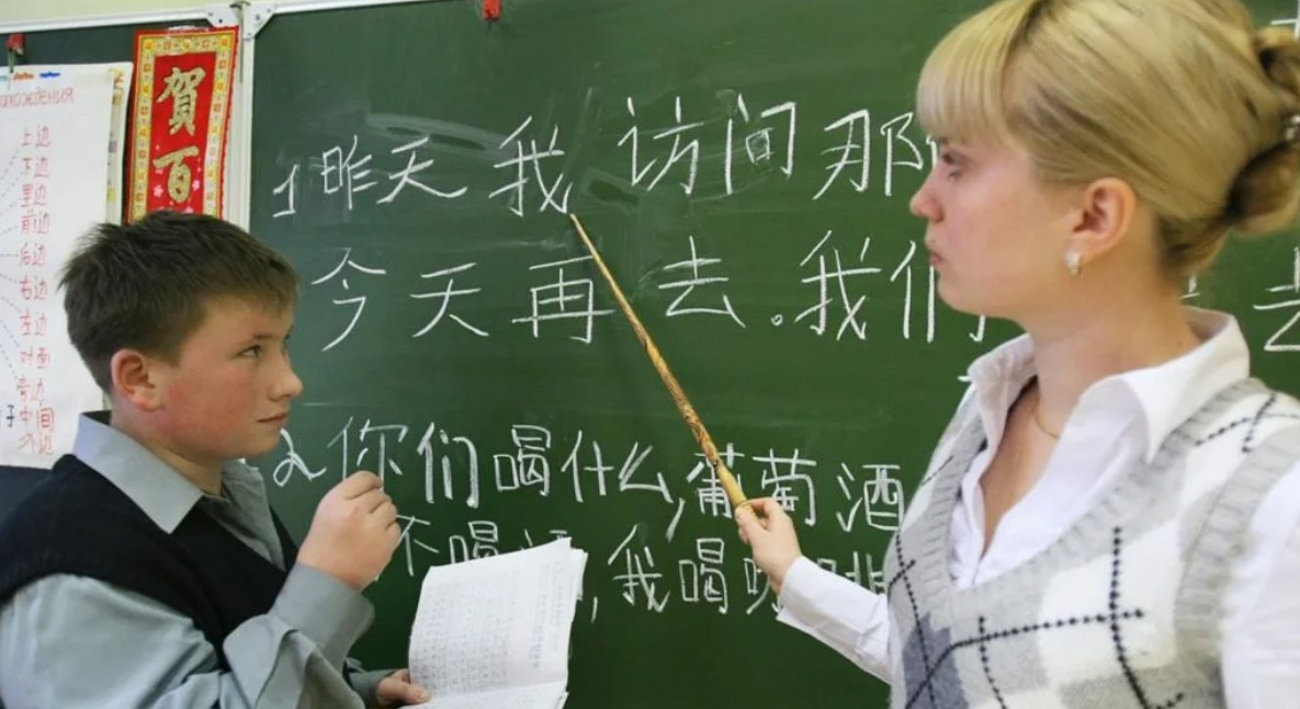 В школе китайский язык изучают 60. Китайский язык. Уроки по китайскому языку. Учитель китайского языка. Учитель в Китае.