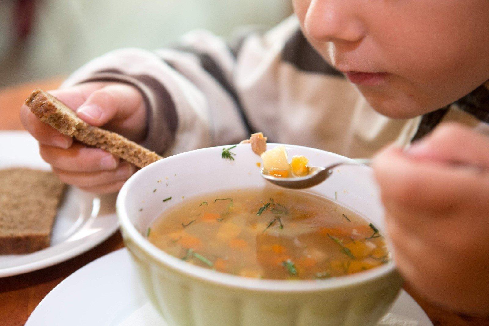 Есть суп вечером. Питание в садике. Еда в детском саду. Обед в детском саду. Обед в садике.