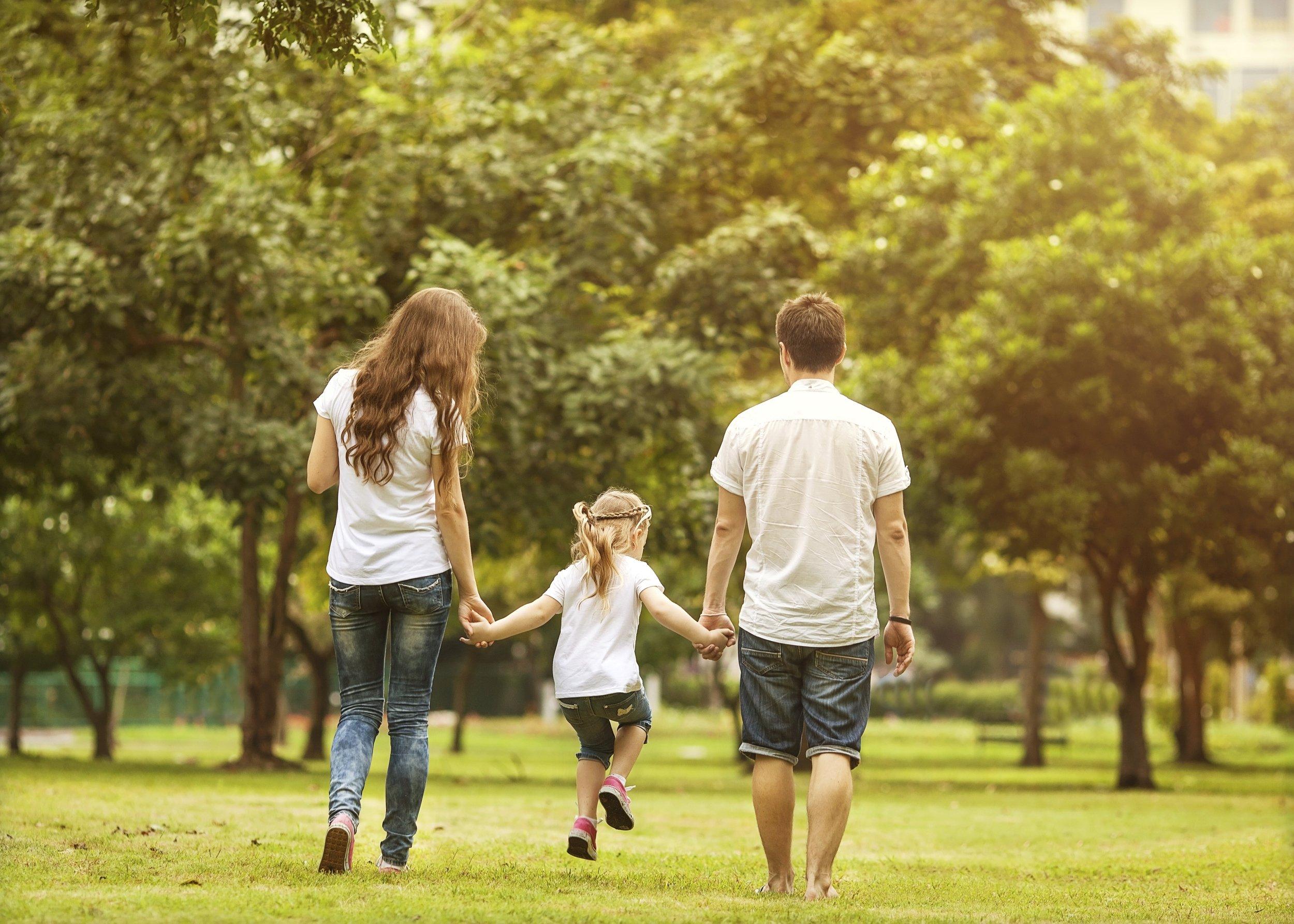 Spend summer. Дети в парке. Семья на прогулке. Прогулка в парке. The Family.