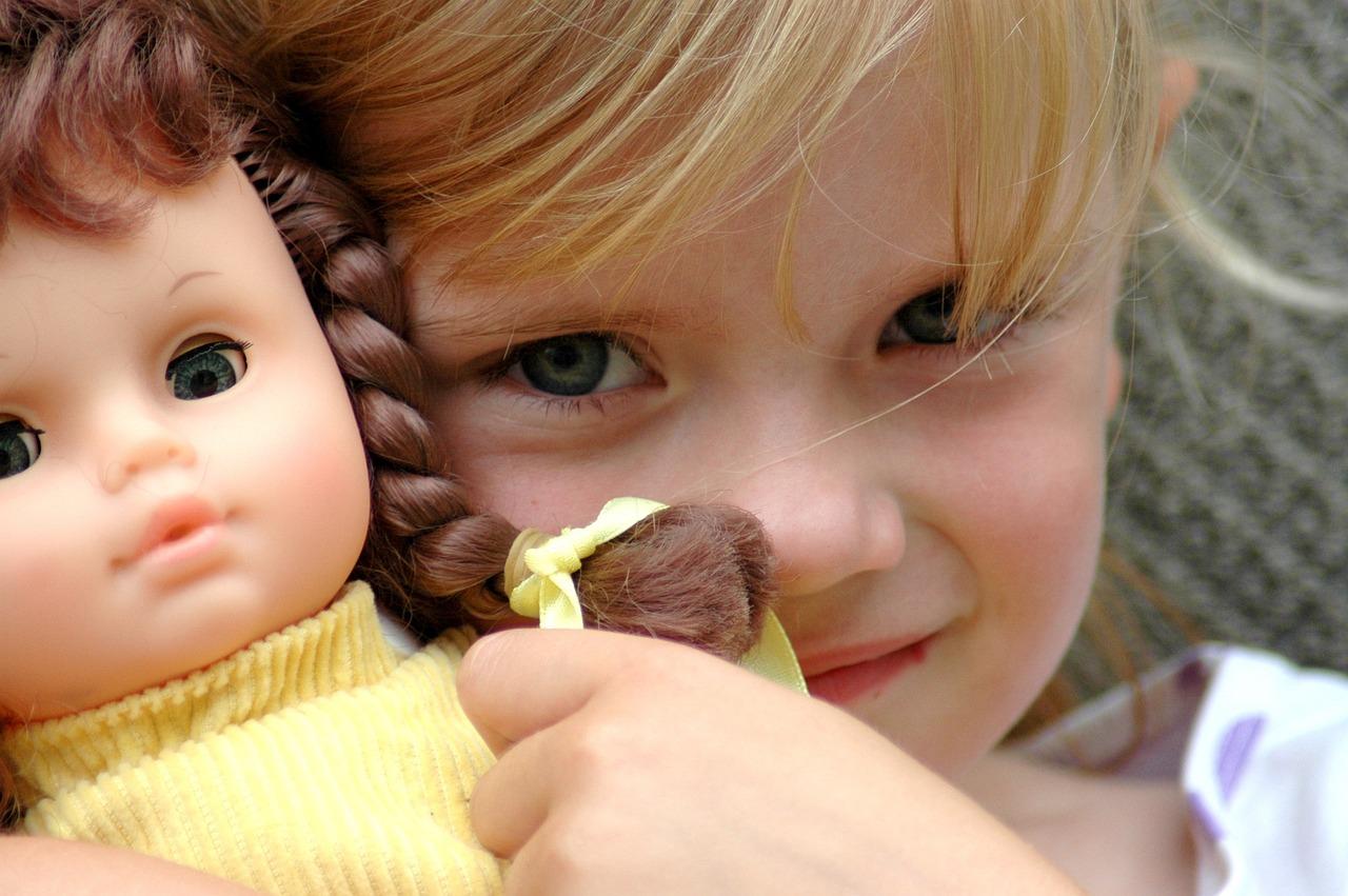 Kid doll. Куклы для детей. Куклы для девочек. Ребенок с куклой в руках. Отечественные куклы.