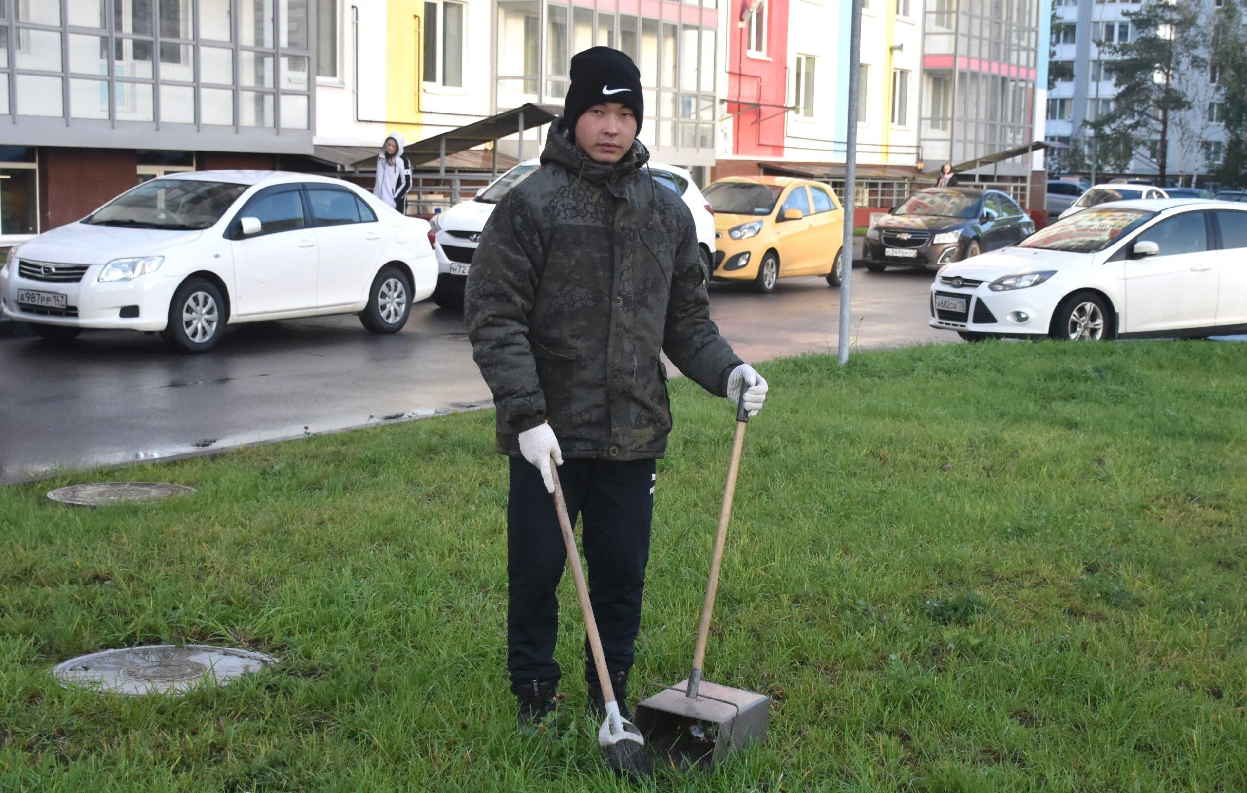 Старый оскол работа дворником. Дворник работа. Одежда дворника летом. Работы дворника летом. Дворники веревкой.