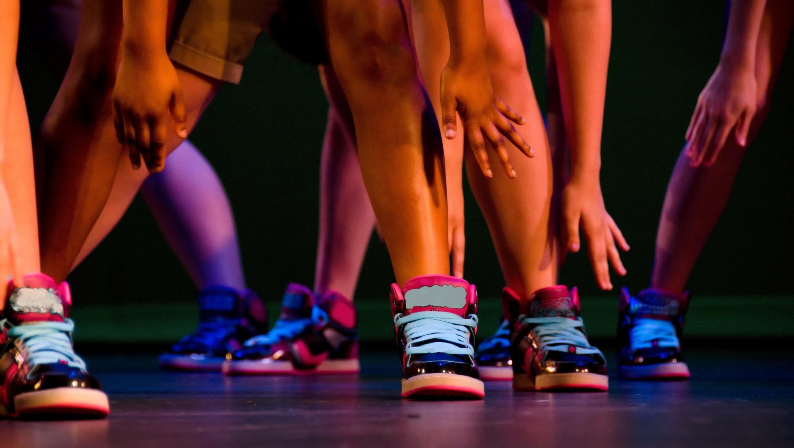 Песня танец ног. Современные танцы. Танцы в кроссовках. Ноги в кроссовках танцы. Танец ногами.