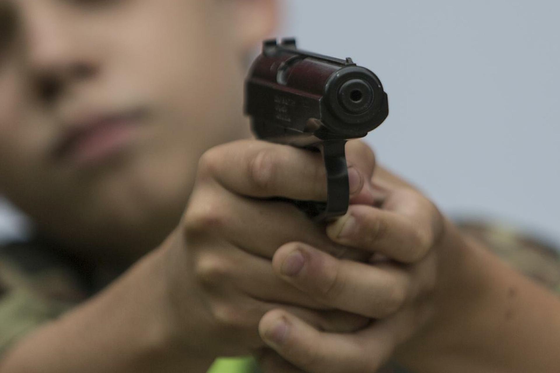 Девушке угрожают пистолетом. Подросток с пистолетом. Подросток с оружием.