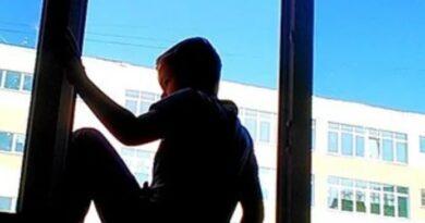 Испугавшись пожара из-за оплавленной упаковки, мальчик выпрыгнул из окна второго этажа