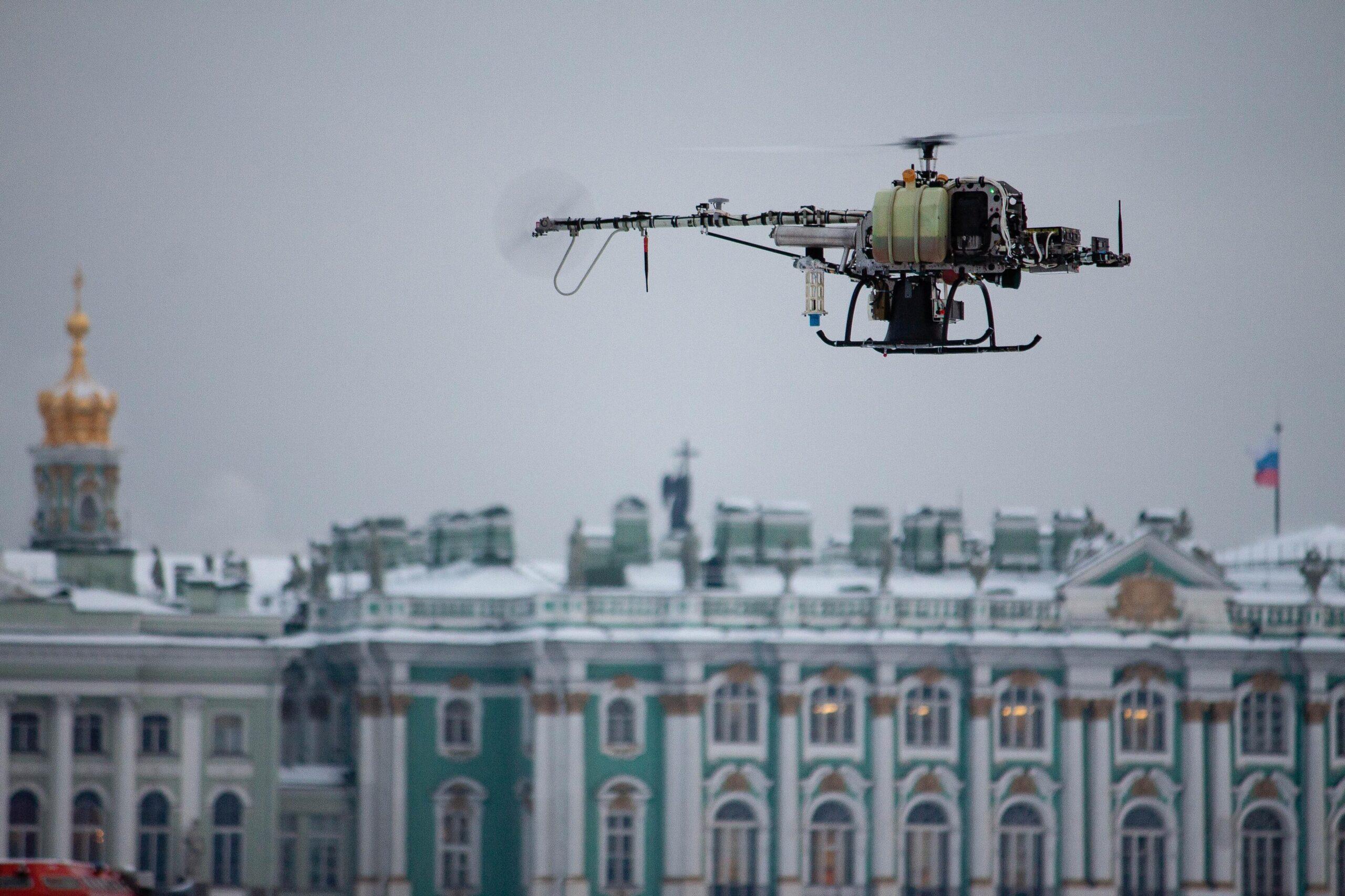 Новости спб беспилотник. Беспилотник Петербург. Дроны в Питере. Экскурсия по крыше Эрмитажа. Беспилотник над Санкт Петербургом.