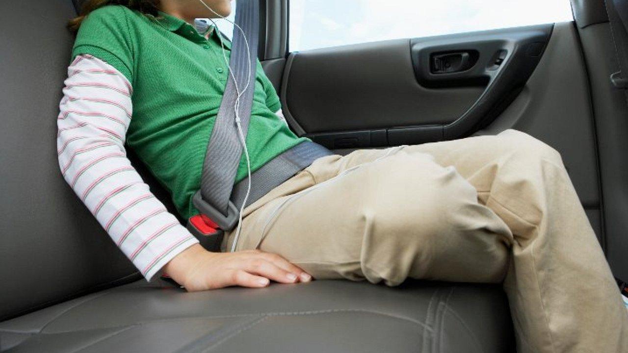 Безопасность ребенка на заднем сидение автомобиля. Ремень безопасности для автомобиля. Пристегивай ремень безопасности. Пристегнутый ремень авто. Ребенок пристегнут ремнем безопасности.