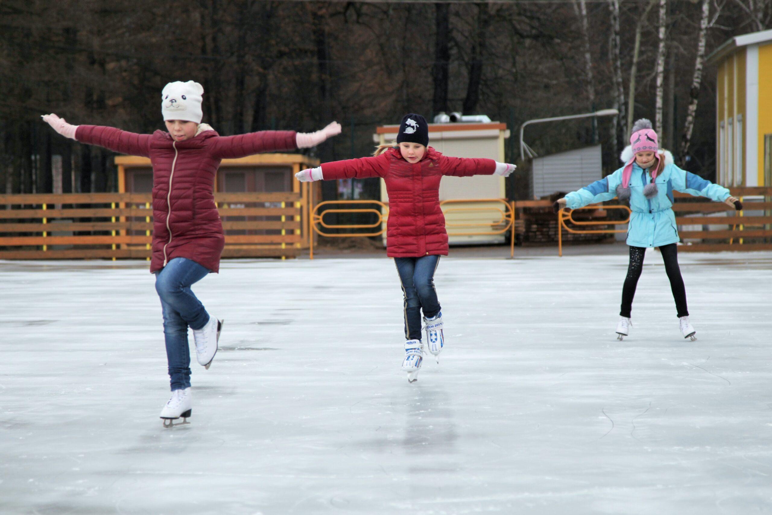 Катание на коньках. Дети на катке. Каток для катания на коньках. Кататься на льду.