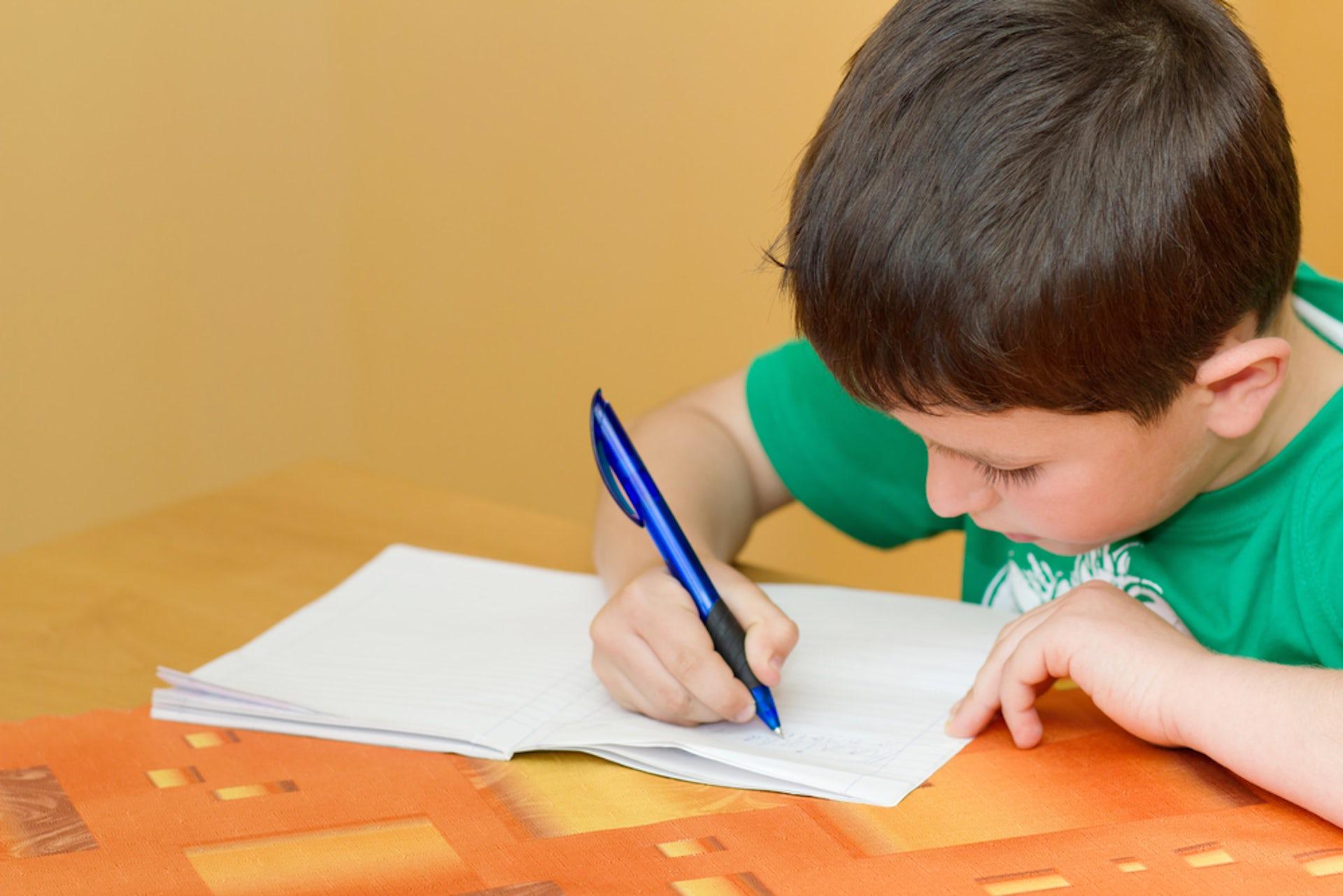 Письменная речь дошкольников. Писающий мальчик. Ребенок пишет в тетради. Ученик с ручкой. Мальчик с ручкой.