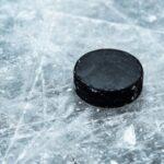 Отец за сына ответил. Во время хоккейного матча 12-летний подросток кинул на лед бутылку