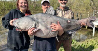 Сом весом 46 килограммов. Девочка-подросток поймала рыбу рекордных размеров