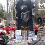В Петербурге вандалы осквернили могилу основателя группы "Король и Шут" Михаила Горшенева