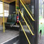 В Петербурге на подростка упала отвалившаяся дверь автобуса