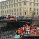 В Петербурге автобус упал с моста в реку Мойку, в салоне могли находиться около 20 человек
