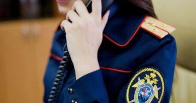 Травмировала позвоночник. В Петербурге после падения девочки с качелей в детском саду следователи начали проверку