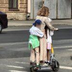 Петербурженку оштрафовали за поездку на самокате с двумя детьми