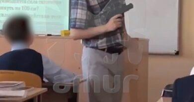 В Владивостоке учителя физики сняли на уроке с игрушечным пистолетом, который он забрал у девятиклассника
