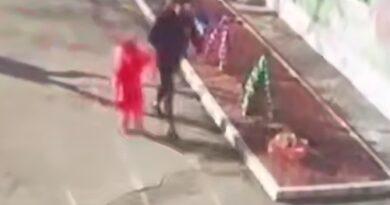 В Приморском крае воспитательница детсада забыла трехлетнюю девочку на улице