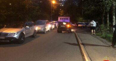 Внезапно выбежал и попал в больницу в тяжелом состоянии. В Петербурге во дворе машина сбила подростка