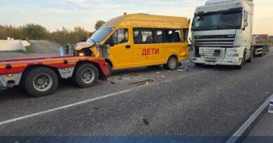 В Приморском крае микроавтобус с детьми столкнулся с двумя большегрузами. Возбуждено уголовное дело