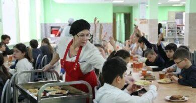 Йогурты вместо молока и рост бюджета обеда. В Ленобласти улучшают качество школьного питания