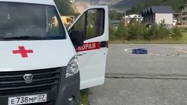 Со склона Эльбруса эвакуировали тело 11-летнего альпиниста и его выжившего отца, сорвавшихся при покорении вершины