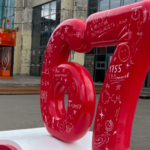 В Василеостровском районе Петербурга установили памятник «сикс-севен»