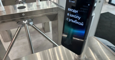 В школу – с улыбкой. В 10 учебных заведений Ленобласти ученики входят по биометрии