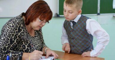 Это повысит объективность. Единые критерии оценки школьных работ разработало Минпросвещения
