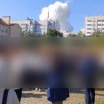 Взрыв и пожар на свалке напугал учеников школы в городе Колтуши Ленобласти, где проходила линейка