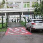 Депутаты предложили давать родителям бесплатный час парковки у школ и детсадов