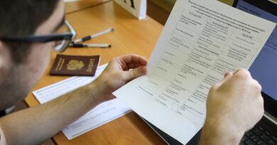 Глава Рособрнадзора: одну пересдачу ЕГЭ отменять не будут, увеличение числа предметов расслабит школьников
