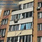 На юго-востоке Москвы прохожие поймали четырехлетнего мальчика, выпавшего из окна на четвертом этаже