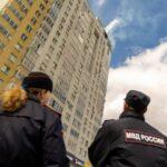 В Екатеринбурге 16-летний парень забрался в недостроенный дом, оступился, упал с 10-го этажа в шахту лифта и сам вызвал скорую
