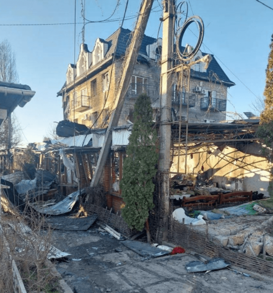Фото: пресс-служба губернатора Херсонской области. Последствия атаки дронов ВСУ на кафе и гостиницу в курортном селе Хорлы Херсонской области