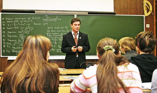 Фото: novyefoto.ru. Молодой учитель.