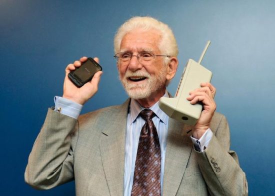 Фото: vdohnovenno.ru. 3 апреля 1973 года инженер компании Motorola Мартин Купер впервые воспользовался мобильным телефоном.
