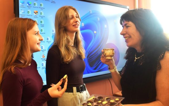 Фото: Маргарита Напалкова / «Седьмая перемена». Выпускницы ВЦО 2026 года Елизавета Зяблова и Анастасия Жукова пришли в гости к своему педагогу