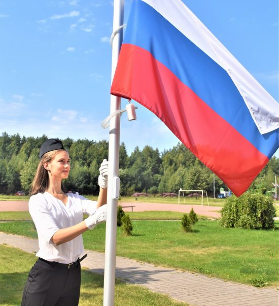 Фото: Вероника Петрова / «Седьмая перемена». Флаг будут поднимать самые достойные ученики школы. Одна из них – Полина Тютюнова из 11б касса.