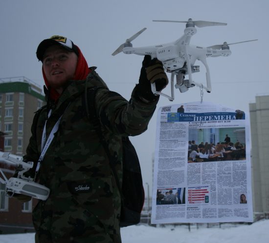 Фото: Григорий Михайлов / «Седьмая перемена». Пилот Дмитрий Колпаков готовится к запуску дрона с «Седьмой переменой» «на борту».