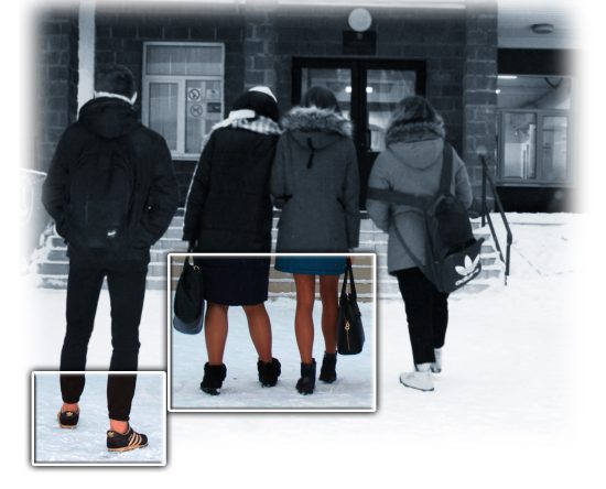Фото: Григорий Михайлов / «Седьмая перемена». Снимок сделан у входа в нашу школу. Фотокору ждать долго не пришлось – многие ученики одеваются в морозы не по сезону.