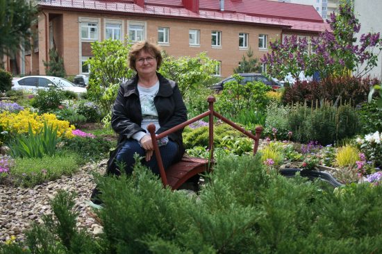 Фото: Григорий Михайлов / «Седьмая перемена». У Людмилы Алексеевны бывают минуты, когда она просто сидит в своем саду.