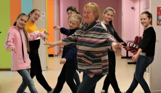 Фото: Григорий Михайлов / «Седьмая перемена». Алла Рязанова разучивает новый танец с девочками из театральной студии.