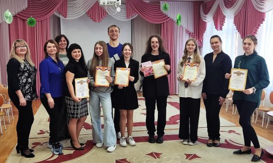 Фото: Юлия Курилова. Школьники получили сертификаты участников проекта по профориентации, памятные призы