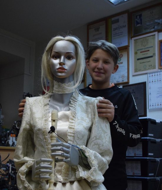 Фото: Мария Матвеева / «Седьмая перемена». Руслану Багирову, нашему аватару в мире роботов, разрешили приобнять андроида Эльзу за плечи.