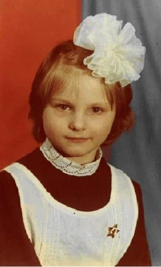 Фото: myslide.ru. Советская школьница с октябрятским значком.