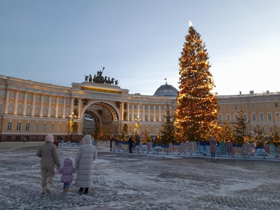 Фото: m.smi24.net. Новогодняя ель на Дворцовой площади Петербурга.