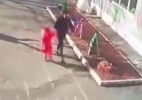 Фото: Прокуратура Приморского края. Через 25 минут девочку завели в детсад
