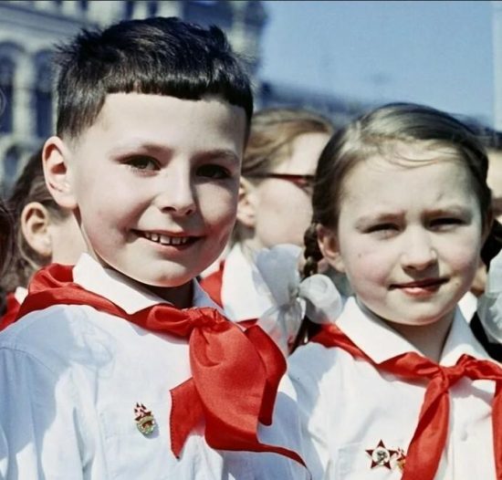 Фото: dzen.ru. В советское время школьники носили значки.