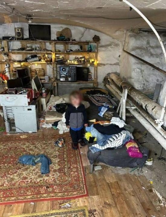 Фото: прокуратура Петербурга. В таких условиях дети жили с папой в подвале на Московском шоссе