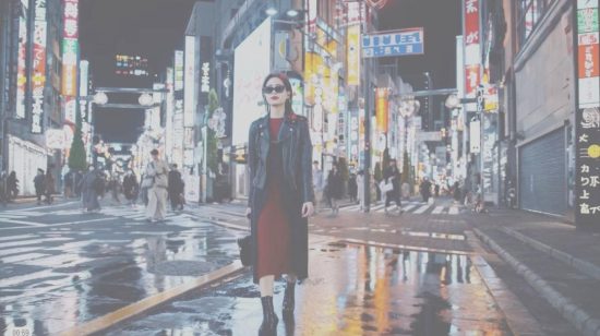 Фото: OpenAI. Кадр из видео, созданного моделью Sora после подсказки: «Стильная женщина прогуливается по улице Токио, заполненной теплым неоном и анимированными городскими вывесками»